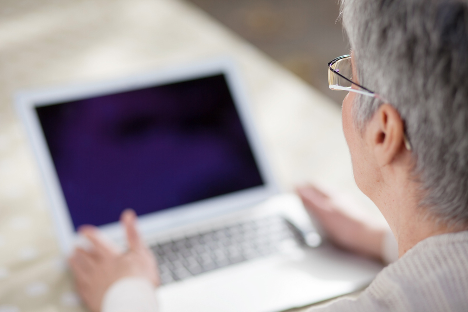 Eine 69-Jährige fiel einem Internet-Betrüger zum Opfer. (Symbolbild)