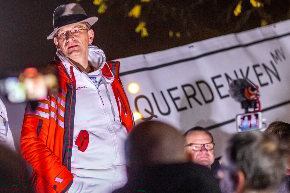 Bodo Schiffmann, Arzt und Aktivist der Querdenken-Bewegung, spricht bei einer Demonstration gegen die Corona-Beschränkungen.