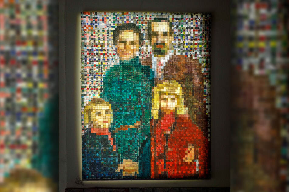 Dieses Familienportrait ist auf einem Raster aus alter Leinwand entstanden.  Die kleinen Quadrate waren wie Pixel einfarbig eingefärbt.