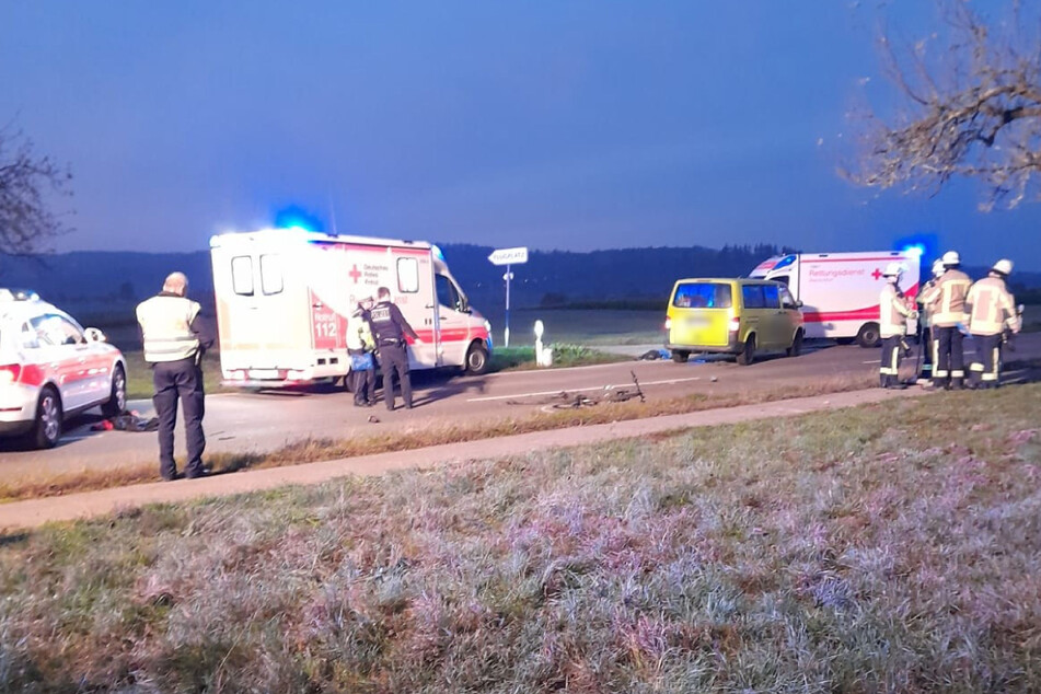 Die Unfallstelle am Donnerstagmorgen. Der Radler wurde unter dem gelben VW eingeklemmt.
