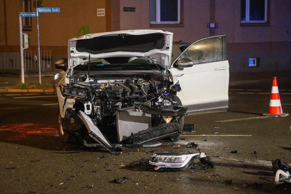 Zwei Autos stießen auf einer Kreuzung im Leipziger Zentrum-Nord zusammen.
