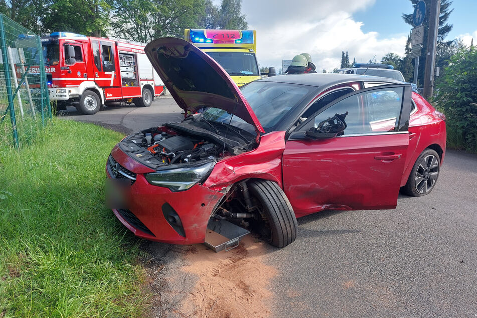 Dieser Opel krachte am Donnerstag in Freiberg mit einem Mercedes-Transporter zusammen.