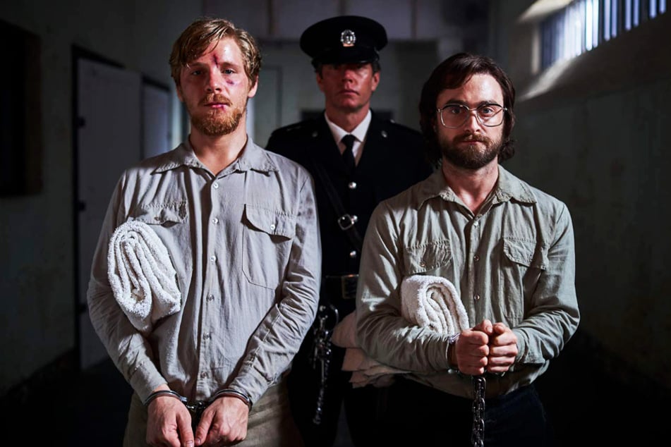 Stephen Lee (Daniel Webber; l.) und Tim Jenkin (Daniel Radcliffe; r.) wollen aus dem Gefängnis ausbrechen.