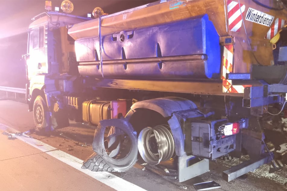 Dieser Schilderwagen sollte die Unfallstelle vom Morgen sichern. Aus bisher unbekannter Ursache fuhr der LKW auf das Fahrzeug und beschädigte dieses.