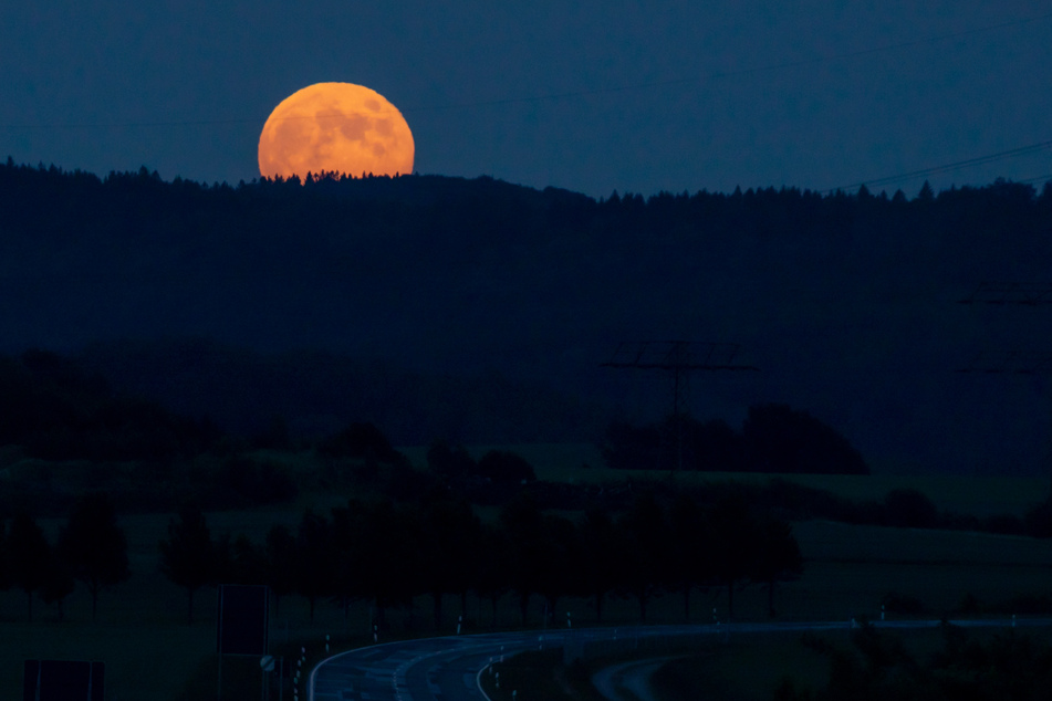 Im Horizont eingetaucht. Die Oberlausitz freute sich über diesen Anblick.