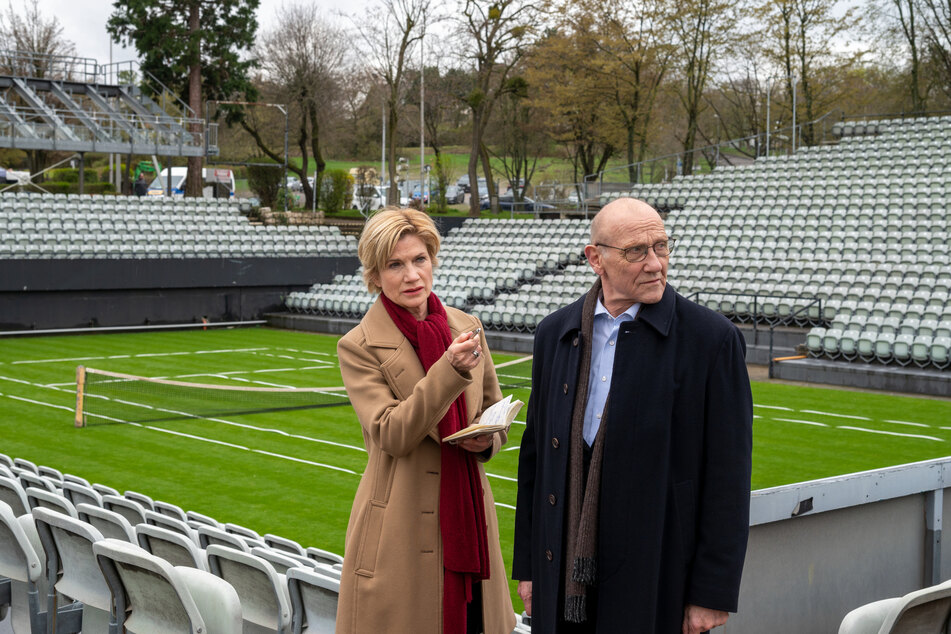 Kriminaldirektor Michael Kaiser (Karl Kranzkowski, 70) sowie Kriminalhauptkommissarin Martina Seiffert (Astrid M. Fünderich, 60) begutachten den Tatort.