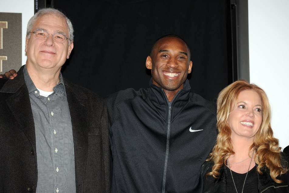 Kobe Bryant (c.) with former Lakers coach Phil Jackson (l.) and the franchise owner, Jeanie Buss (r.).