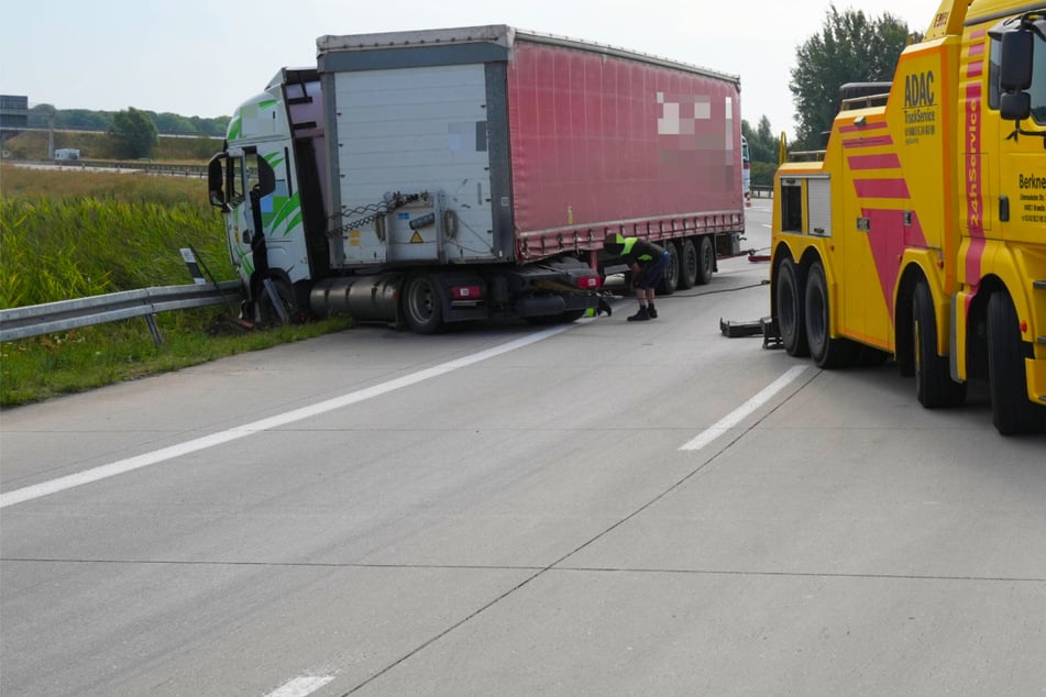 Unfall A38: Auffahrt auf A38 gesperrt: Lkw kracht an Autobahndreieck Parthenaue in Leitplanke
