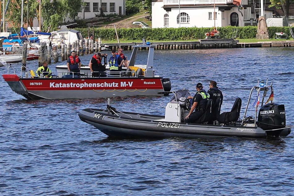 Auch die Wasserschutzpolizei war vor Ort, um die Einsatzstelle wasserseitig abzusichern.