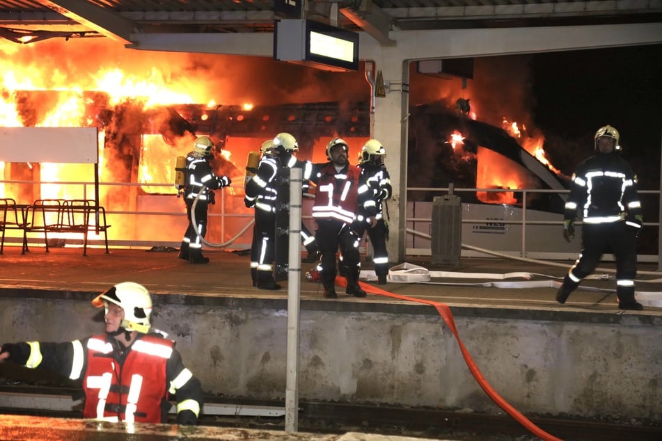 Der Triebwagen stand lichterloh in Flammen.