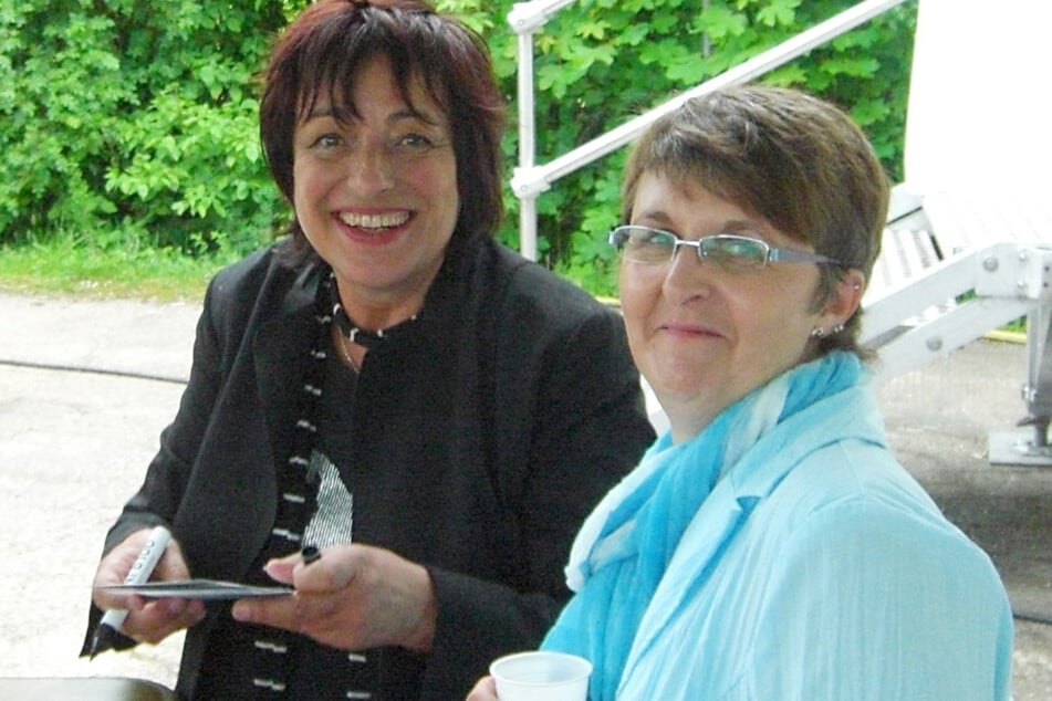 Schlagersängerin Ina-Maria Federowski (l.) mit Fanklub-Chefin Jeannette Lube (55).