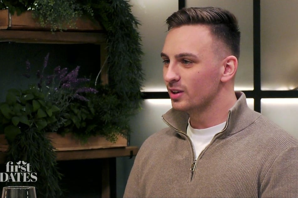 Lucas (23) ist ziemlich beeindruckt, als Date-Partnerin Theresa (20) ihren Arbeitsalltag beschreibt.