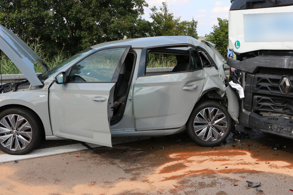 Unfall A14: Lkw kracht auf A14 gegen Auto: 47-Jähriger schwer verletzt, 50.000 Euro Schaden