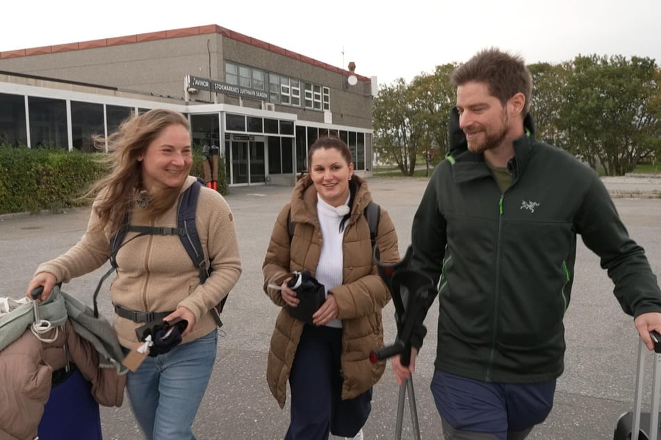 Lita (35, l.) und Tanja (37) haben die Chance, den Auswanderer kennenzulernen.