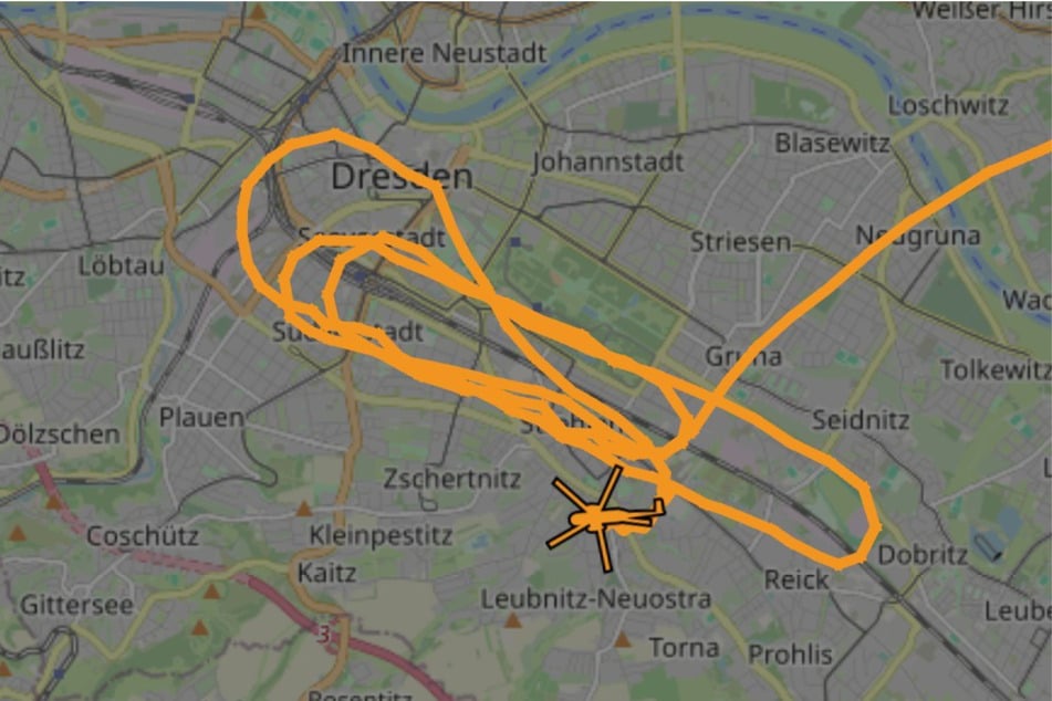 Mit einem Helikopter suchte die Bundespolizei in dem Bereich nach einer Person auf den Gleisen.