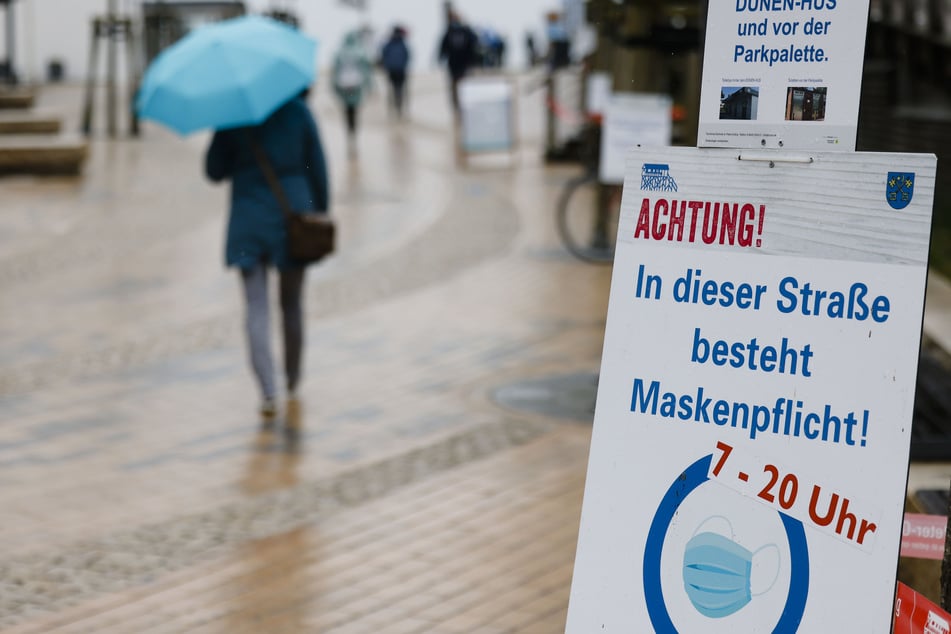 Ein Schild mit dem Hinweis auf Maskenpflicht ist an einer Laterne befestigt. Seit dem 1. Mai ist auch Nordfriesland touristische Modellregion in der Corona-Pandemie.