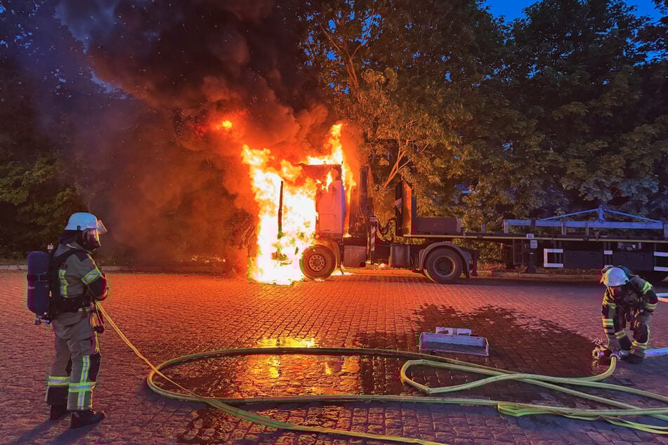 Die Einsatzkräfte verhinderten ein Übergreifen des Feuers auf den Sattelauflieger.