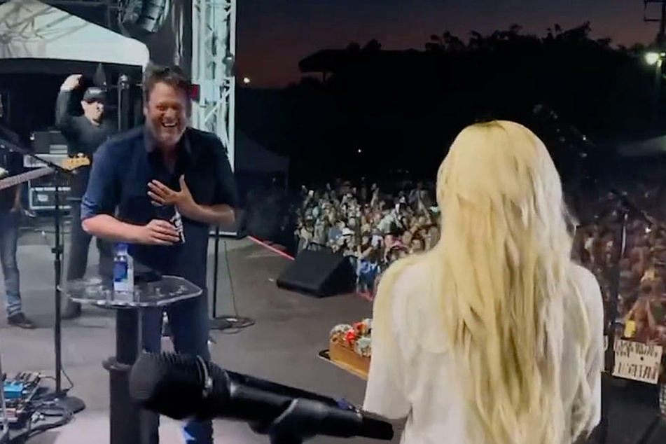 Gwen Stefani surprised her husband Blake Shelton (l.) for his birthday during his Country Summer Music Festival performance on Saturday.