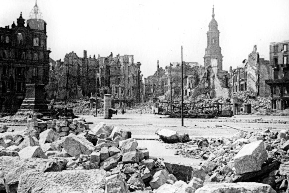 Dresden liegt 1945 in Trümmern. Blick am Lutherdenkmal zur Kreuzkirche und zum Rathausturm.