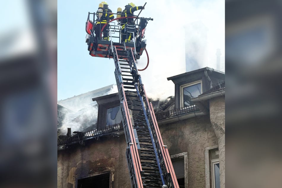 Wohnhaus-Brand in Frankfurt-Gallus: Mehrere Menschen mussten mittels Drehleiter gerettet werden.