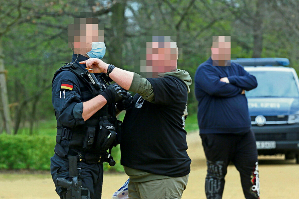 Demoverbot in Zwickau: Die Polizei musste wenige Gruppen auflösen, schrieb 30 Anzeigen.