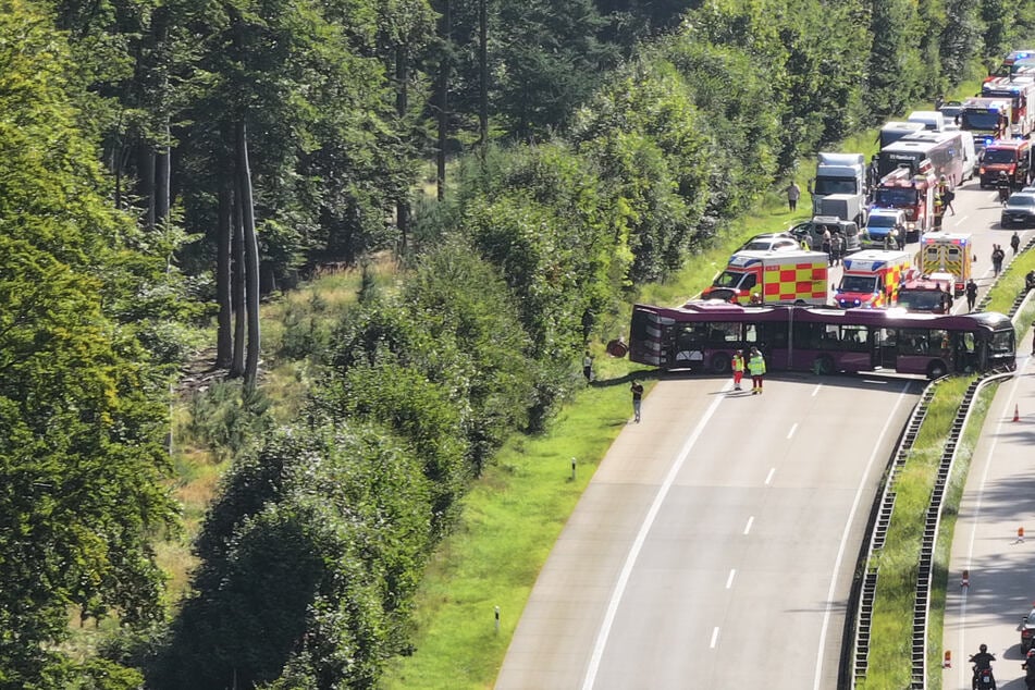 Unfall A24: Mehrere Verletzte nach Reisebus-Unfall: Autobahn gesperrt