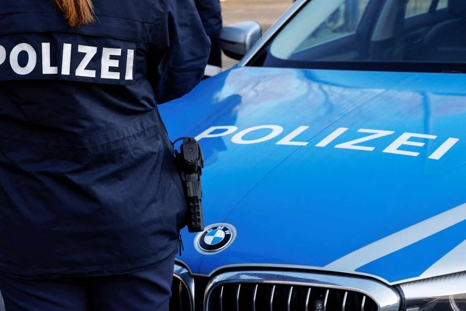 Fast zwei Promille im Tank: Betrunkener Fahrer überschlägt sich mit Auto und fällt Baum