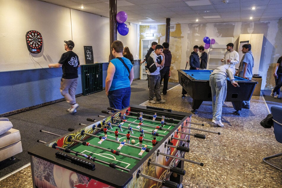 Im Jugendbahnhof können die Teenager auch Kicker, Dart und Billard spielen.