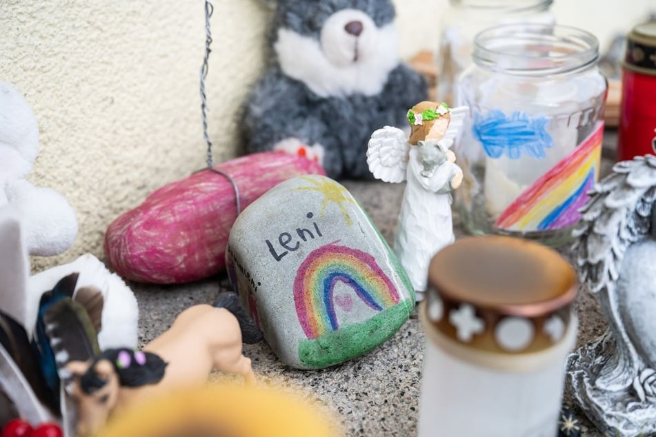 Zahlreiche Einwohner zeigten sich nach dem Unfall betroffen und legten Spielzeug und Kerzen am Unglücksort nieder.