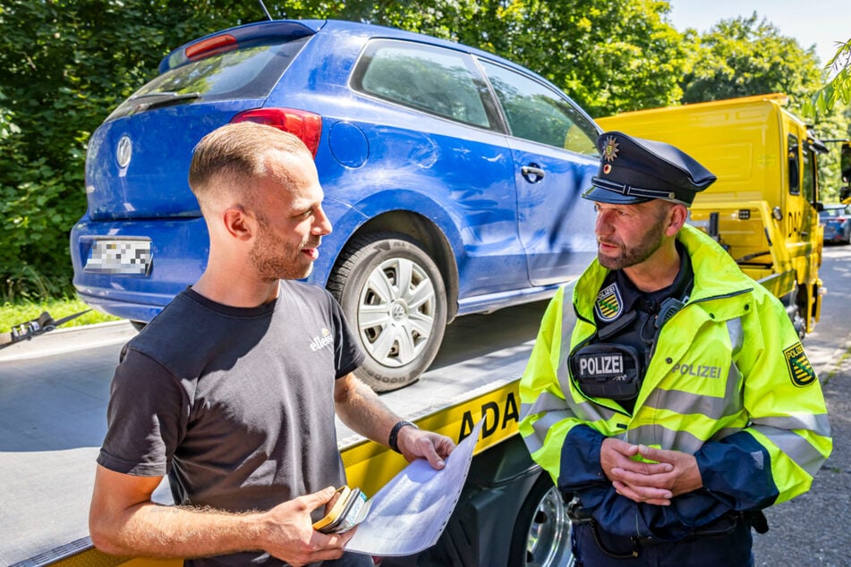ADAC-Abschleppfahrer Robert Otto (33) hat vorab seine Lade- und Fahrzeugpapiere geprüft, ob er mit dem Abschleppfahrzeug über die Brücke fahren darf.