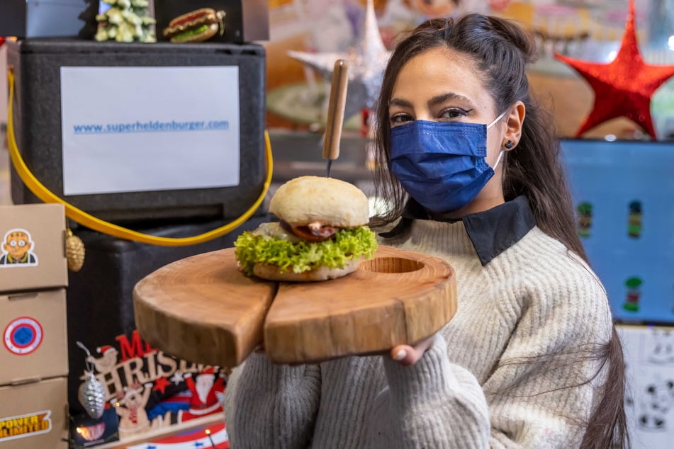 Haisha Einali (27) vom "Superheldenburger" präsentiert einen Burger des Hauses.