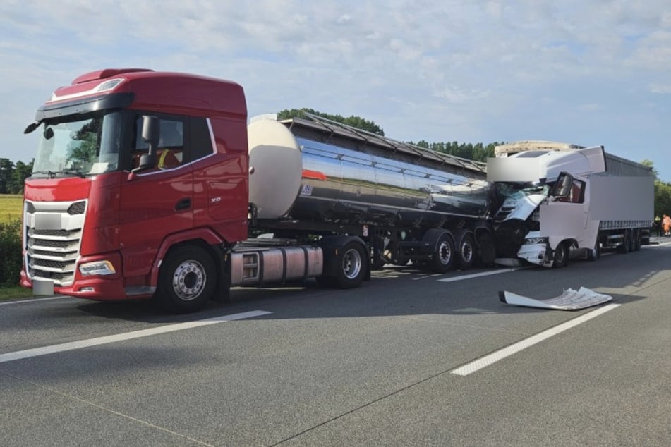 Auf der A1 ist ein Sattelzug am Donnerstagmorgen in einen Tanklaster gekracht.