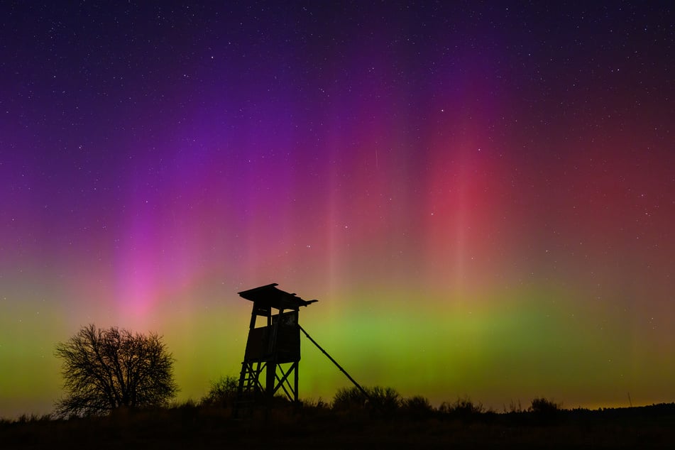 Die Sonne ist extrem aktiv: Unter günstigen Bedingungen könnten Polarlichter bald wieder über Deutschland sichtbar sein. (Archivbild)