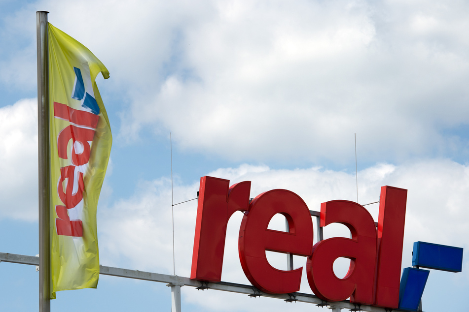 Unmittelbar vor dem Abschluss des Verkaufs der SB-Warenhauskette Real an den Finanzinvestor SCP hat die Gewerkschaft Verdi vor einer "Existenzgefährdung für tausende Menschen" durch den Deal gewarnt.