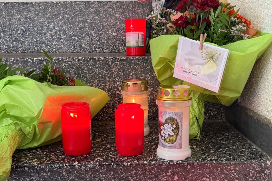 Blumen und Kerzen sind vor der Polizeiinspektion Völklingen abgelegt worden. Dort hatte der erschossene Polizist gearbeitet.
