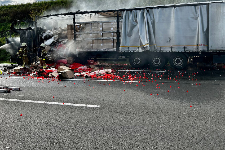 Unfall A2: Autobahn vollgesperrt: Plastik-Lkw in Flammen!