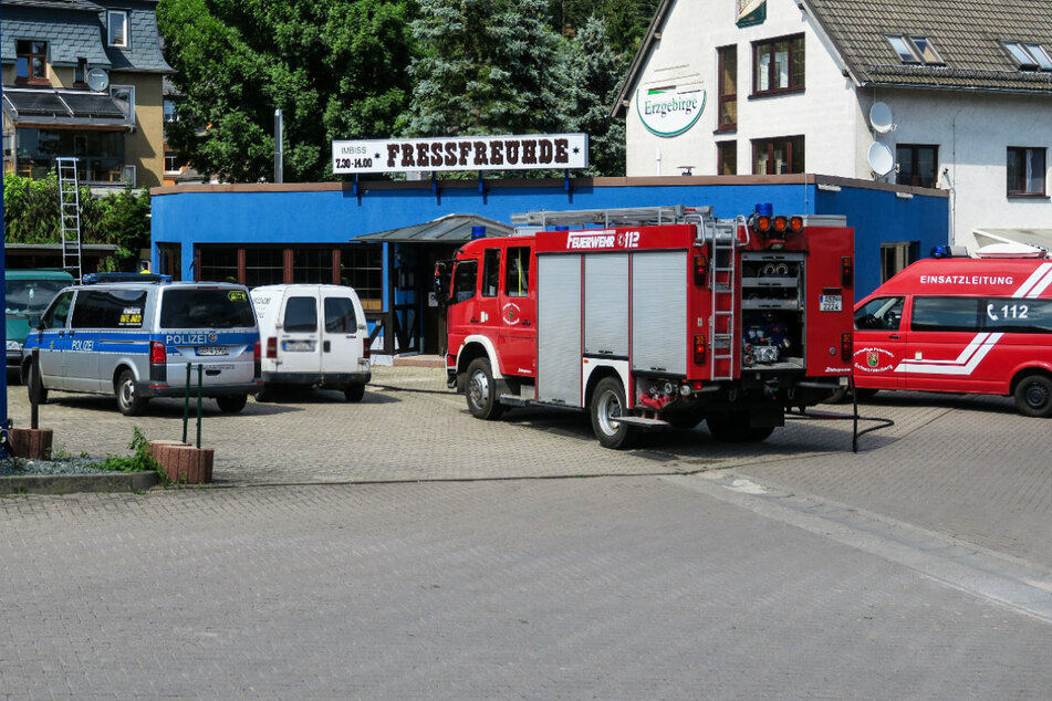 Feuerwehreinsatz am Dienstagnachmittag in Schwarzenberg: Neben einer Tankstelle brannte eine Hecke.