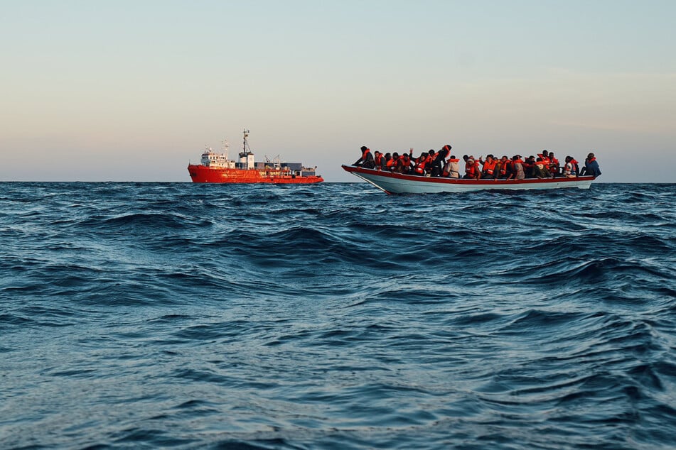 Die "Sea-Eye 4" rettete am Wochenende insgesamt rund 230 Flüchtlinge von Holzbooten.
