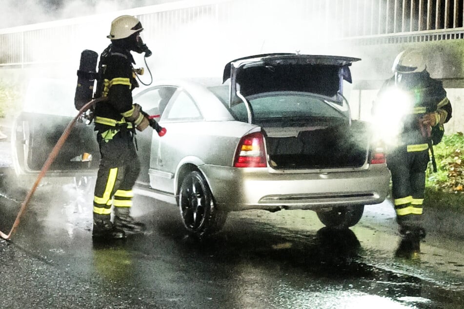 Der 25-jährige Fahrer und seine Beifahrerin konnten sich rechtzeitig in Sicherheit bringen, es gab bei dem Auto-Brand in Trier keine Verletzten.