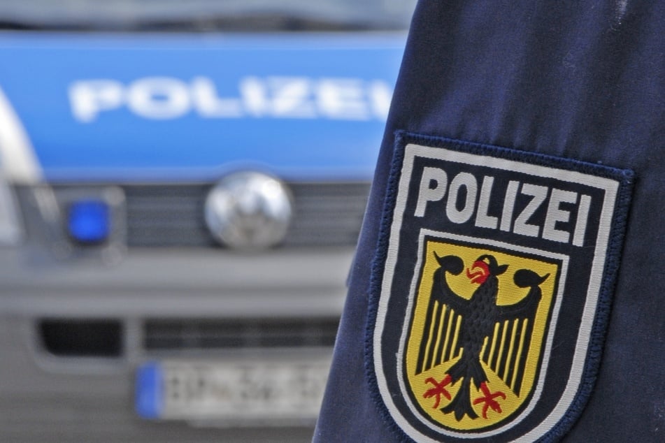 Die Polizei suchte den Bereich am Gleis ab, fand aber niemanden. (Symbolbild)