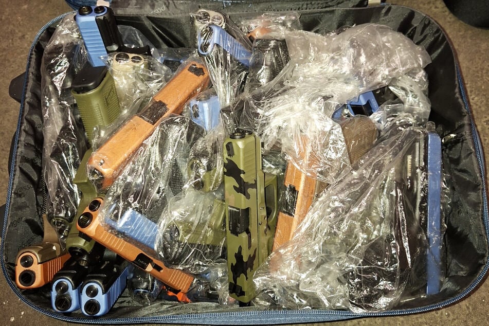 Der Frankfurter Zoll veröffentlichte auch dieses Foto, es zeigt einen Koffer mit sichergestellten Kurzwaffen.