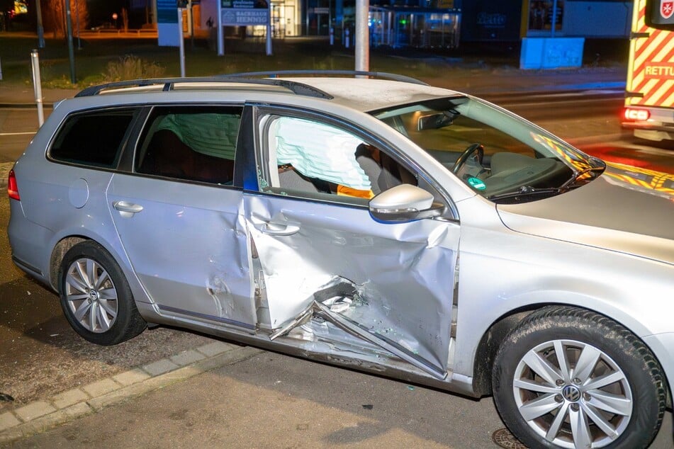 Zwei Erwachsene und zwei Kinder erlitten bei dem Unfall leichte Verletzungen.