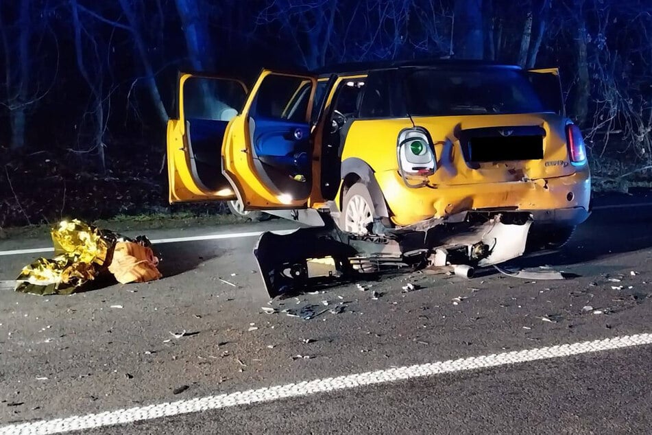 Vier Personen mussten medizinisch versorgt werden. Eine von ihnen, ein siebenjähriges Mädchen aus dem VW, kam stationär ins Krankenhaus.