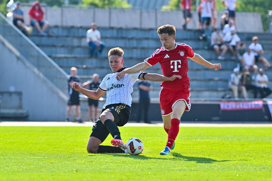 Jan Leszczyński (19, l.) unterschreibt einen Vierjahresvertrag bei Borussia Mönchengladbach.
