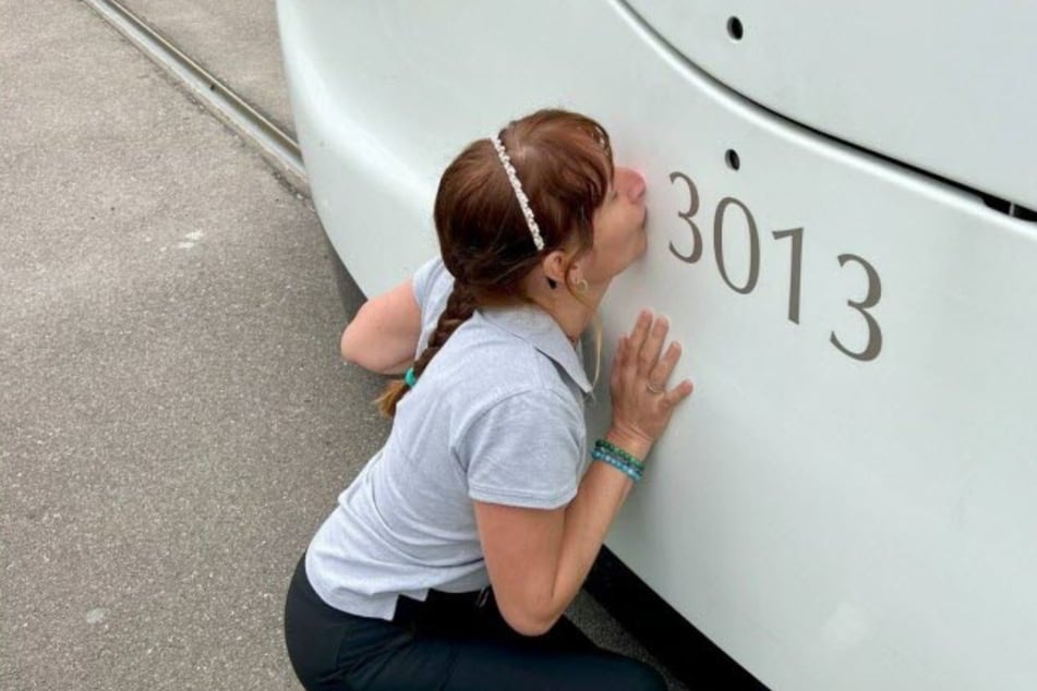 Sándru symbolicky provdala řidič tramvaje s tramvají.