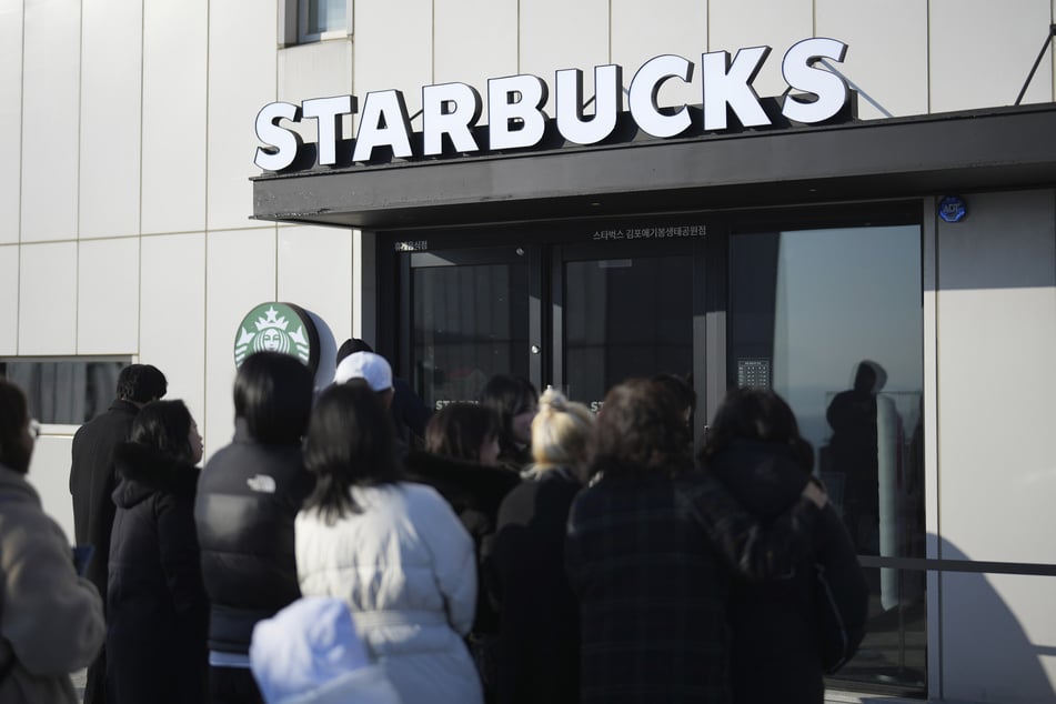 Etwa 40 Besucher warteten auf die Neueröffnung der wohl kuriosesten Starbucks-Filiale an der Grenze zu Nordkorea.