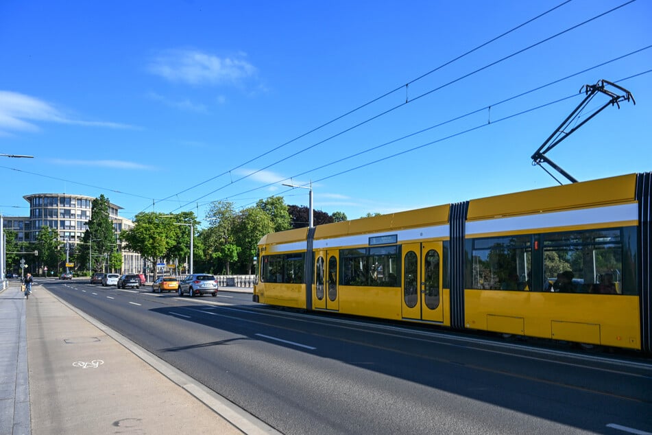Im morgendlichen Berufsverkehr am Freitag kamen Bahnen und Autos ohne größeres Stocken über die Albertbrücke, was an den Vortagen nicht immer der Fall war.