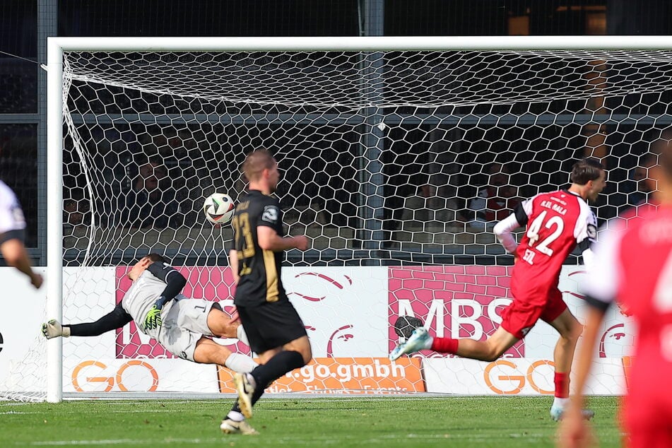 Da konnten Martin Männel (36, l.) und Anthony Barylla (27) nur hinterherschauen: Kölns Malek El Mala (19, r.) hat zum 2:0 für seine Farben eingeschossen.