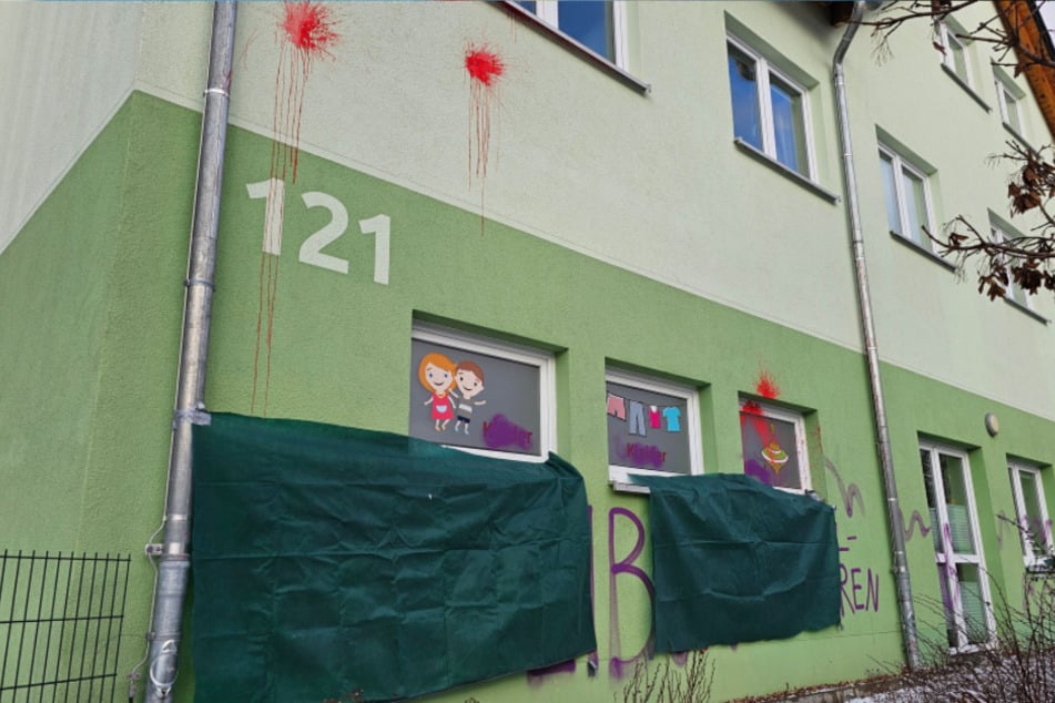 Die Schmierereien verteilen sich auf eine Fläche von etwa 16 mal zwei Metern.