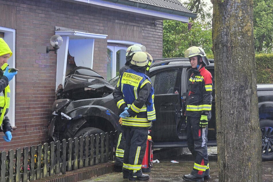 Mit ihren Kindern auf der Rückbank: Angetrunkene Frau kracht mit Pick-up in Haus